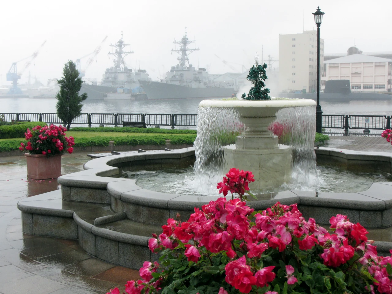 ヴェルニー公園の噴水と花々、港の風景