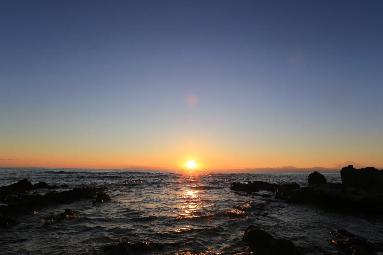 葉山・一色海岸から眺める夕方の海